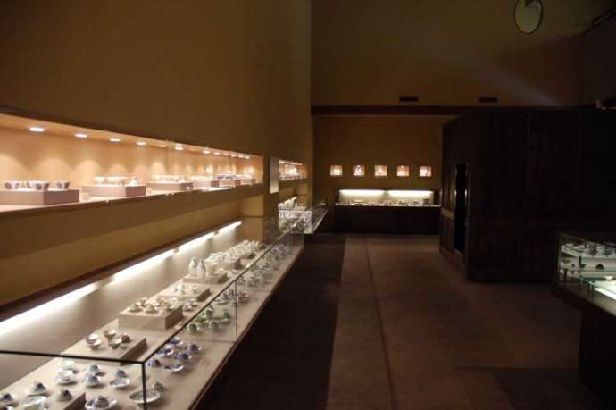 「市之倉さかづき美術館」1階の常設展示「さかづき展」の様子