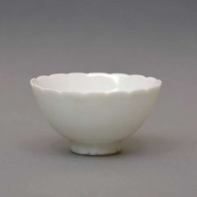 「市之倉さかづき美術館」で常設展示される「白磁輪花盃」