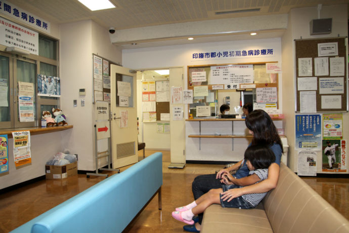 佐倉市の小児救急の待合室にいる親子