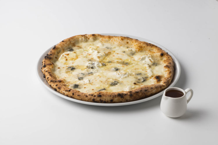 PIZZA SALVATORE CUOMO 白金の4種のチーズのピッツァ