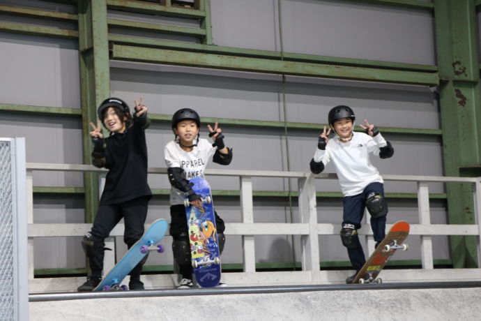 寒川町にあるストリートスポーツ施設THEPARKでスケボーをする子どもたち