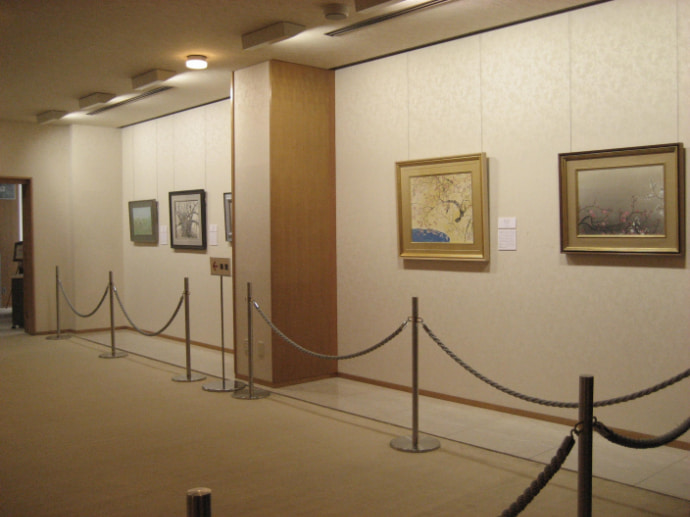 絵画鑑賞ができる公益財団法人三甲美術館の展示スペース