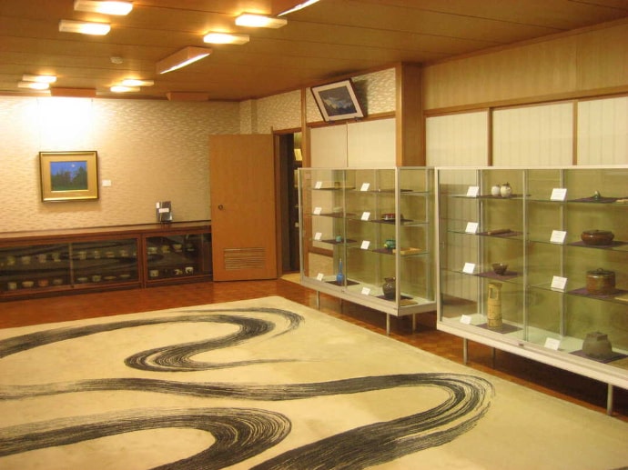 茶道具が展示してある公益財団法人三甲美術館の日本間展示室