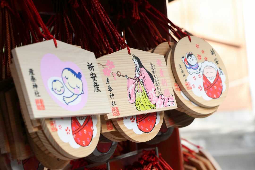 前橋市「産泰神社」にて、参拝者が安産や子育てのお願い事を込めた絵馬