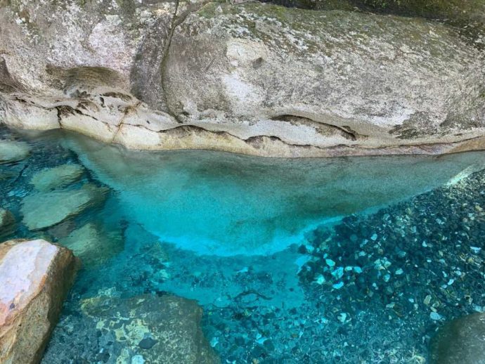 猿ケ城渓谷の透明な水の様子