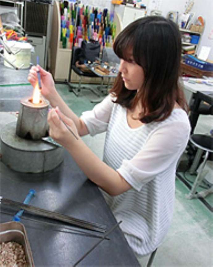 「佐竹ガラス 流工房」でのトンボ玉制作体験に参加中の台湾旅行社の女性