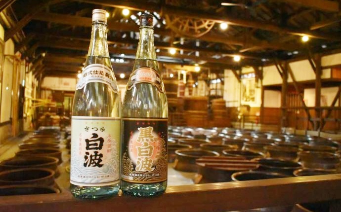 鹿児島県枕崎市にある薩摩酒造の酒蔵に並ぶ代表銘柄の焼酎