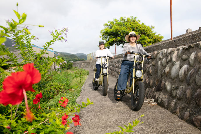 甑島でE-bikeを楽しむ女性たち