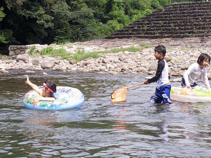 川遊びをしている子供たち