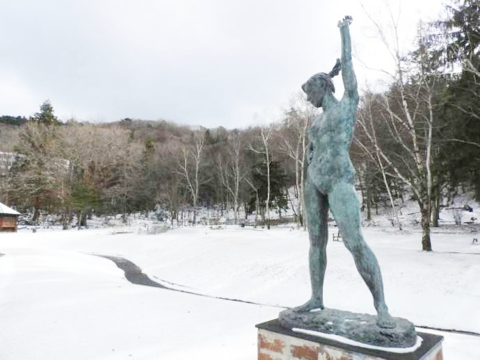 冬の雪景色の中の蓼科高原芸術の森彫刻公園