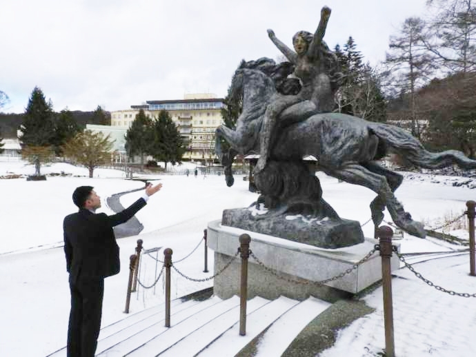 蓼科高原芸術の森彫刻公園の『世界連邦平和像』を説明する小形さん