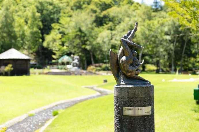 蓼科高原芸術の森彫刻公園のユニークな彫刻の画像