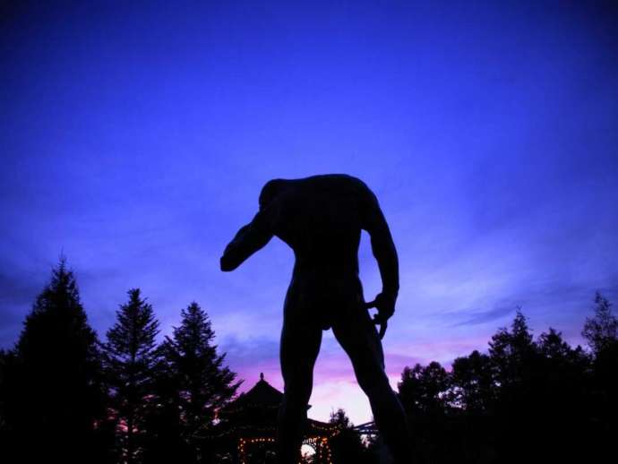 夕方に雰囲気をかえる蓼科高原芸術の森彫刻公園の彫刻