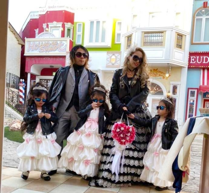 革ジャンにサングラスをした個性的なファッションの家族写真