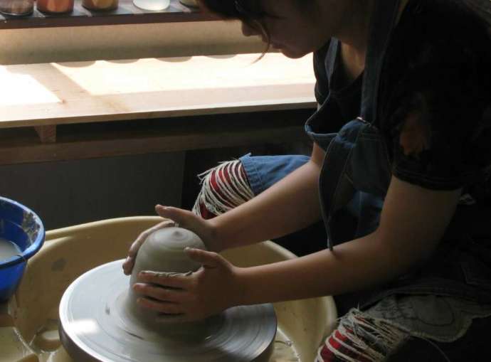 「晴栄窯」の陶芸体験コースで電動ロクロを使って器を成形する様子（その1）