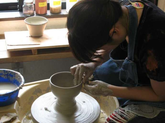 「晴栄窯」の陶芸体験コースで電動ロクロを使って器を成形する様子（その2）