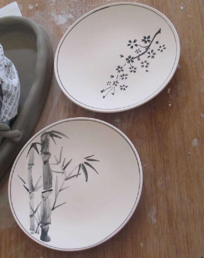 「晴栄窯」の絵付け体験コースで呉須を用いて絵付けされた皿