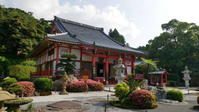 青隆寺の本堂とツツジ
