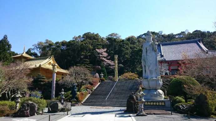 青隆寺の金色堂と観音像