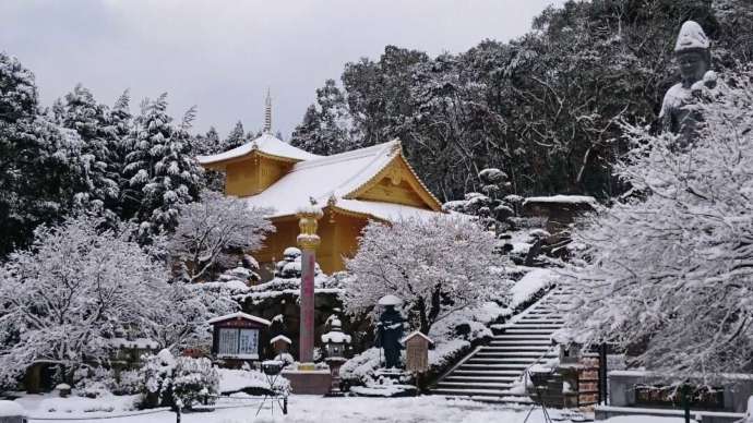 雪に覆われた青隆寺の金色堂