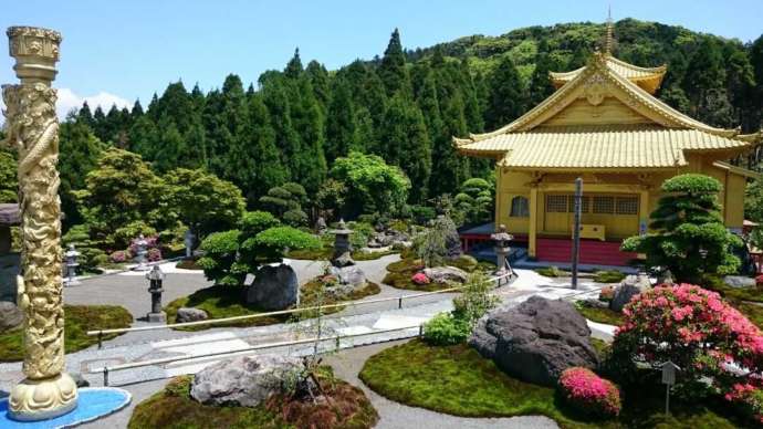 青隆寺の金色堂と庭園
