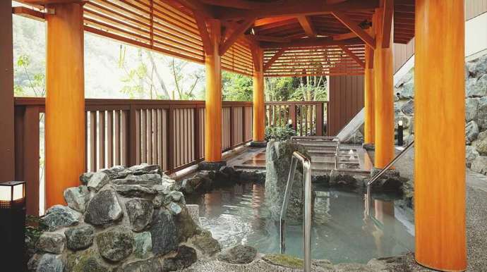 鹿野川荘の露天風呂の様子