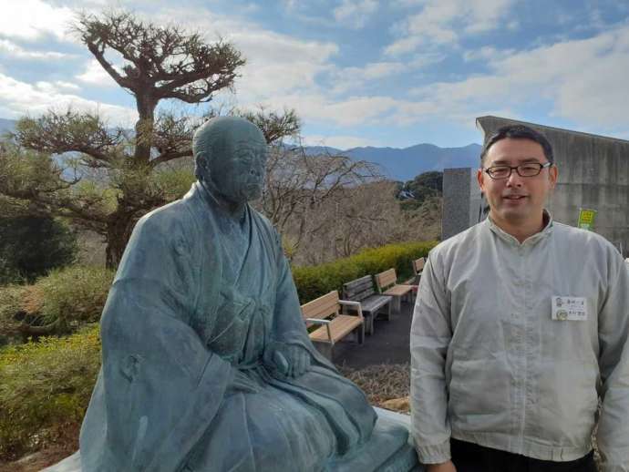 道の駅「青洲の里」事務局長兼課長の木村さんと華岡青洲の銅像の写真