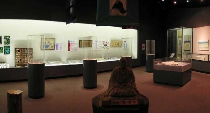 華岡青洲の遺品などが並べられる展示室の内部の写真