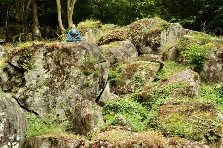山梨県甲州市の栖雲寺内の巨大な岩と岩坐禅をする様子