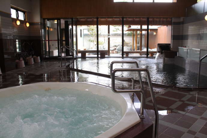 関川村にある天然温泉ゆ〜むの大浴場