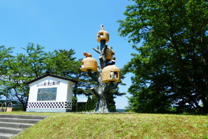 関川村にある猫ちぐらのオブジェと観光案内板