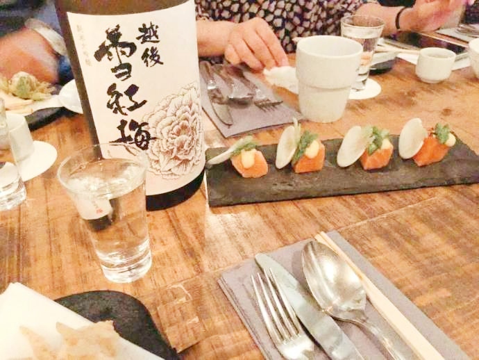 新潟県にある「長谷川酒造」のお酒をメインにした食卓の様子