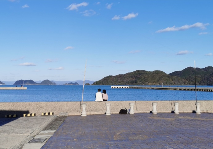 山口県長門市にある「道の駅センザキッチン」の敷地内で海を眺めるカップル