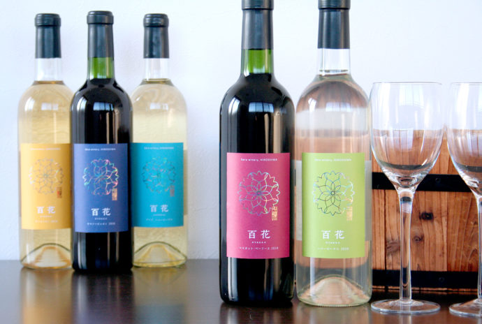 せらワイナリーで製造されているワイン「百花」シリーズとワイングラス