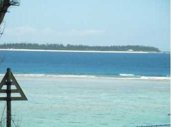 瀬底ビーチから望む水納島の風景