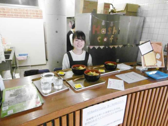 瀬戸大橋記念館内の橋カフェで軽食を提供する香川大生スタッフ
