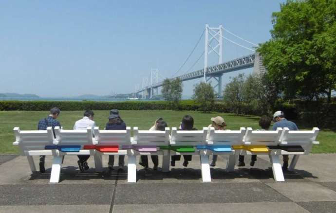 瀬戸大橋記念公園にある瀬戸内国際芸術祭作品「八人九脚」付近の様子