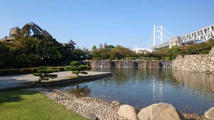 瀬戸大橋記念公園内の芝生広場からみた瀬戸大橋の様子
