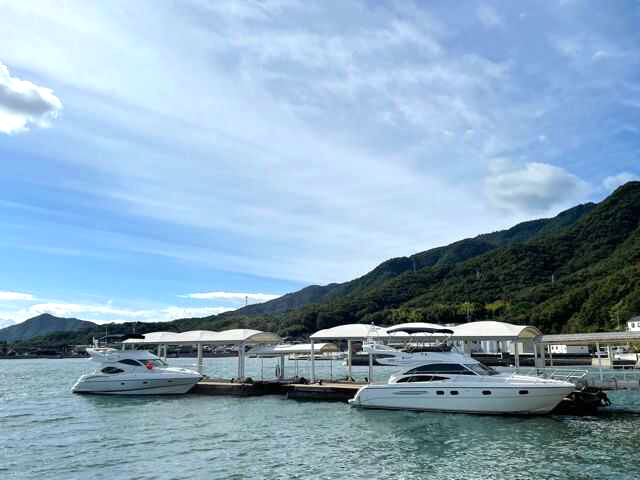 香川県高松市にある「瀬戸内アイランドクルーズ」のクルーズ艇が桟橋に停泊している様子