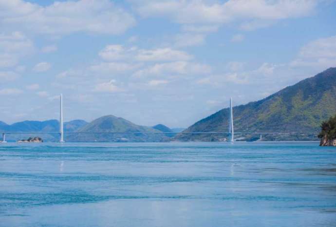 香川県高松市にある「瀬戸内アイランドクルーズ」の船から眺めた空と海