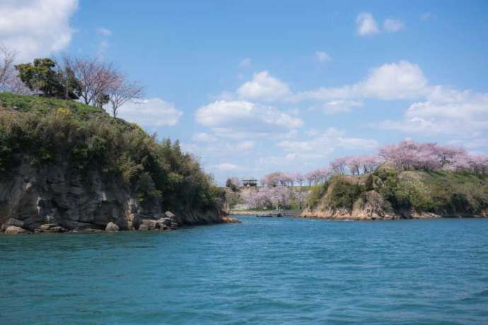 香川県高松市にある「瀬戸内アイランドクルーズ」の船から眺めた島の様子