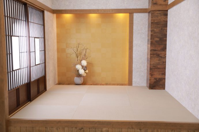琉球畳と金の床の間があるスタジオの写真
