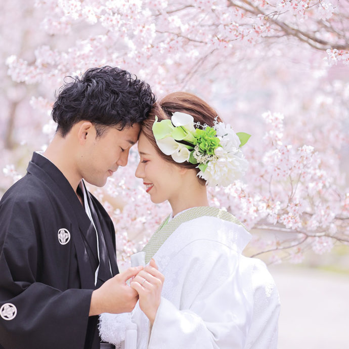 善光寺の桜を背景に撮影した和装でのウェディングフォト
