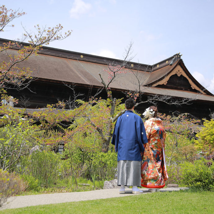 秋の時期に善光寺で撮影した和装でのウェディングフォト