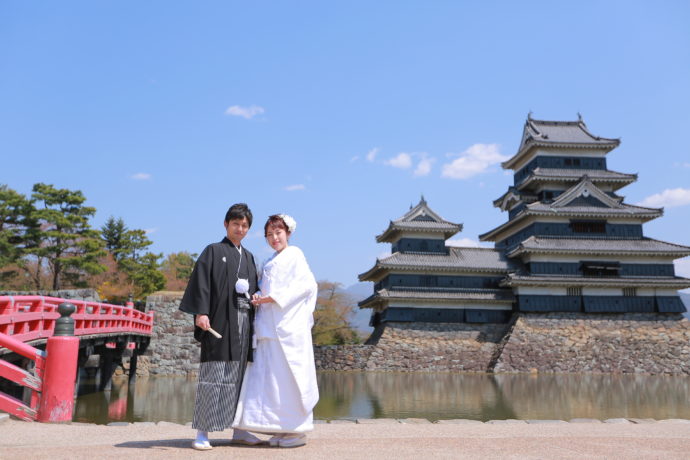松本城を背景に撮影した和装でのロケーションフォト