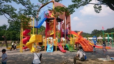 新発田市にある五十公野公園の大型遊具で遊ぶ子供たち