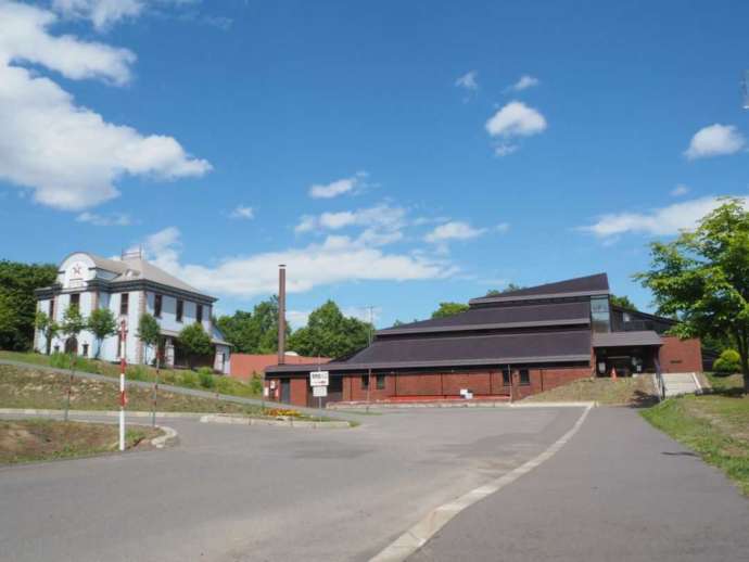 「士別市立博物館」（右）および復元された士別公会堂の正面外観の様子