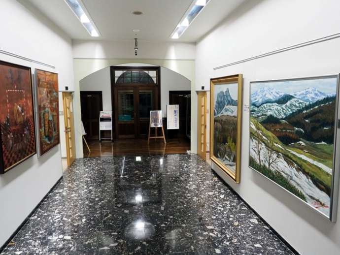 「士別市立博物館」1階の芸術・文化展示コーナー（常設展）の作品類