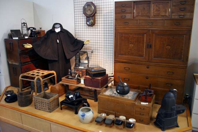 「士別市立博物館」1階の歴史展示コーナー（常設展）の昭和期の家財道具