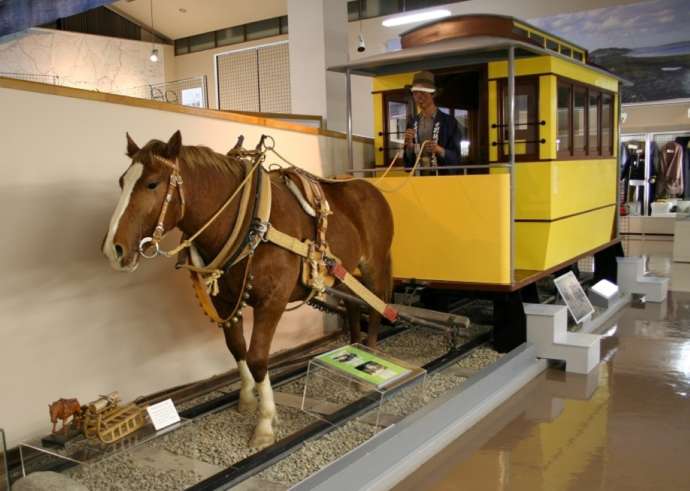 「士別市立博物館」1階の歴史展示コーナー（常設展）の馬車鉄道レプリカ